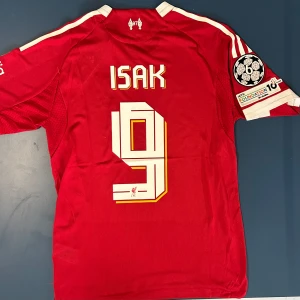 Isak Liverpool Fotbollströja - Helt ny Alexander Isak Liverpool Fotbollströja. Finns i storlek S, M och L. Player version.