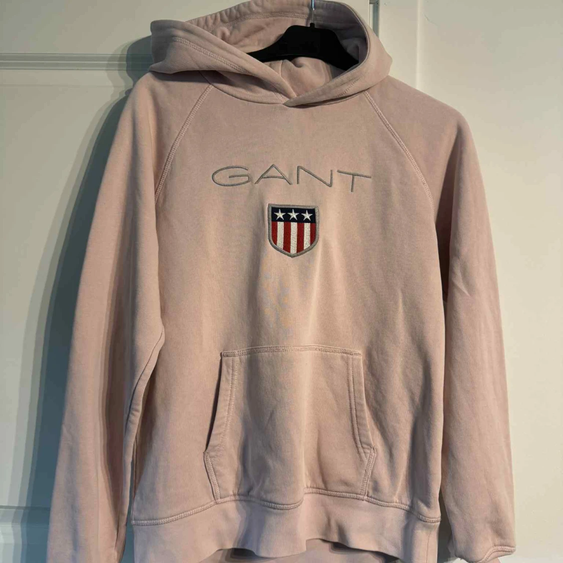 GANT hoodie med broderad logga