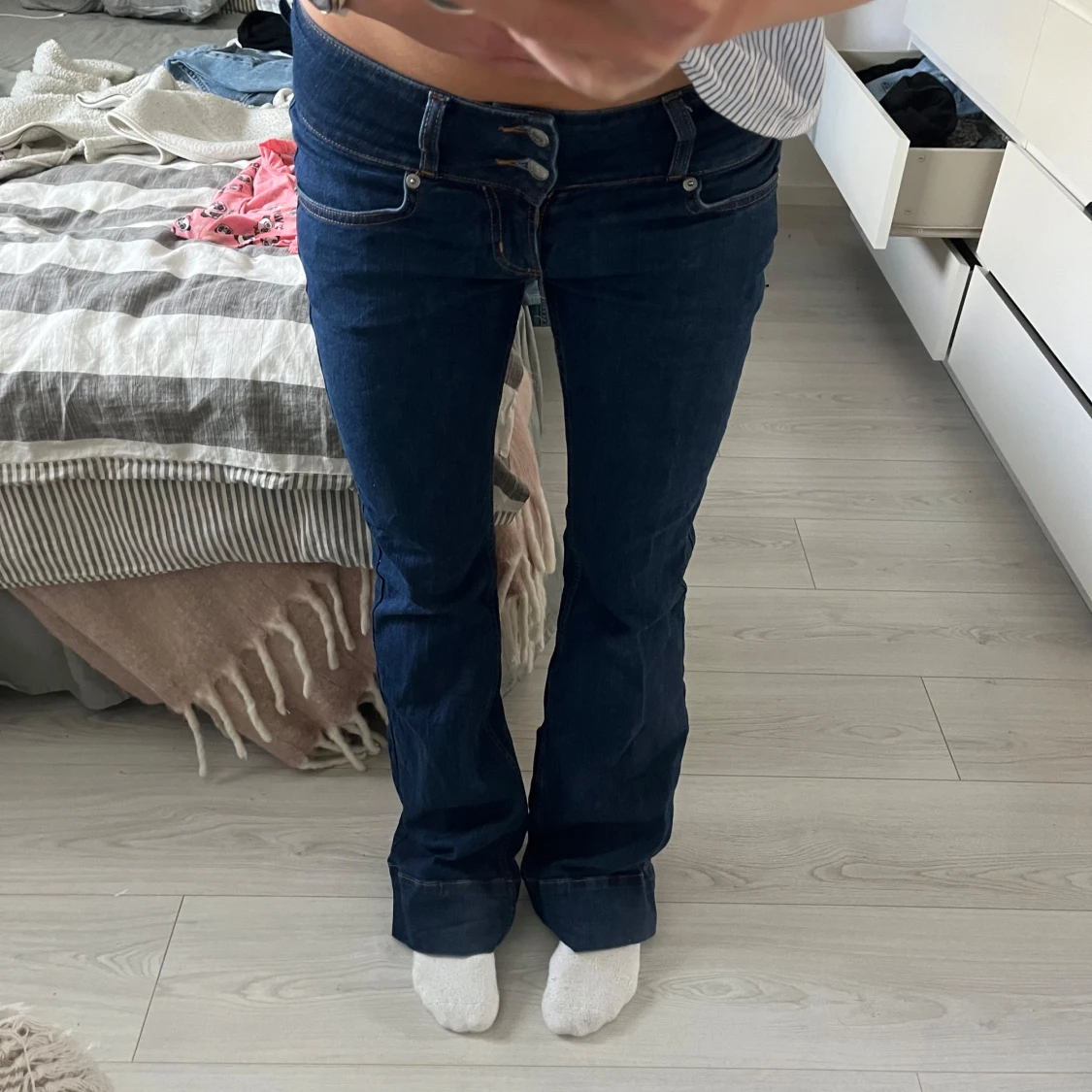 Mörkblå bootcut jeans med låg midja