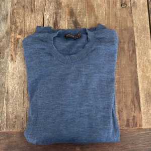 Blå stickad tröja från Oscar Jacobson - Säljer en klassisk blå stickad tröja från Oscar Jacobson. Enkel och stilren design som funkar till många olika outfits. Va inte rädd att höra av dig!🥸