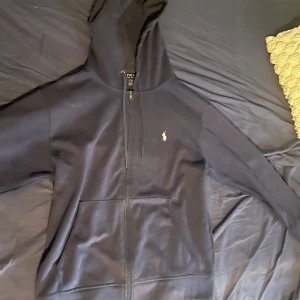 Ralph Lauren zip hoodie  - Nästan helt ny zip hoodie från Ralph Lauren, använd lite. Den har ingen defekt, skriv om du har frågor!
