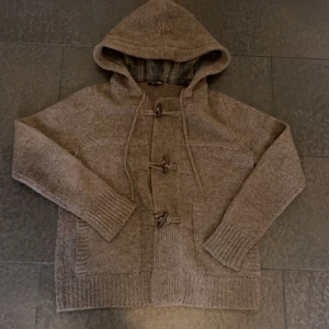 Massimo Dutti Cardigan - Tja säljer denna snygga och unika cardigan från Massimo Dutti, skicket är bra, storleken är M men passar även S, vid funderingar hör av dig