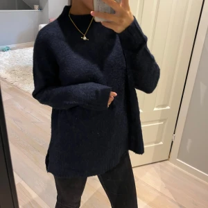 Mörkblå stickad tröja med slits - Mysig sticksd tröja som inte kommer till användning