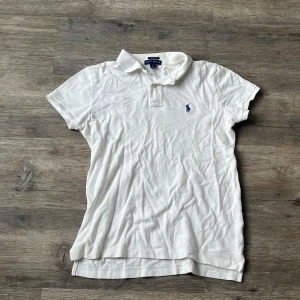 Vit pikétröja från Ralph Lauren - Vit piké tröja från Ralph lauren med bra skick✨