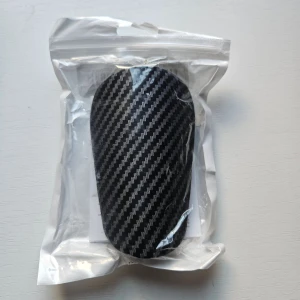 Fotbollsbenskyd - Lätta små benskydd i kolfiberdesign som kombinerar stil och skydd. Ergonomisk passform med mjuk insida för bästa komfort på planen. Perfekt för dig som inte vill känna dig klumpig med större benskydd.