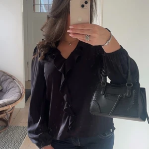 Svart blus - Svart snygg ”volang” blus från Shein i fint skick. Passar S/M