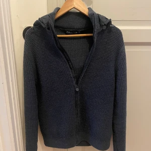 Stickad Cardigan Polo Club - Stickad cardigan med luva från Polo Club | Storlek M | Väldigt bra skick | Nypris~ 1400 | Hör gärna av dig vid frågor eller funderingar ✅✅✅