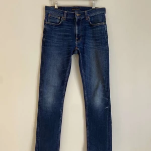 Nudie jeans lean dean  - Slim fit jeans- det finns inga defekter på plagget som inte syns på bilderna. Produkten kan hämtas i Göteborg. Priset kan prutas vid snabb affär. Garanterad frakt inom 24h. Jeansen är tillverkad med premiummatrial vilket gör att de håller längre. Se köpet som en investering snarare än ett köp 😉. Modellen på bilden är 181cm och väger 65kg