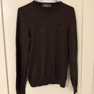 Mörkbrun merinoullströja från Morris - Säljer en stilren mörkbrun stickad tröja från Morris i 100% merinoull. Perfekt för dig som gillar en clean och tidlös look! Nypris 1599kr 