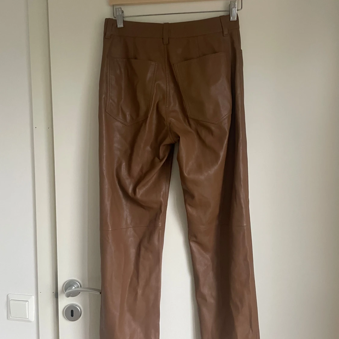 Bruna raka byxor i skinnimitation Samsoe Samsoe  - 2