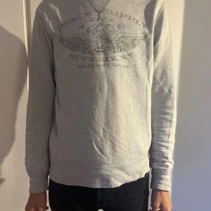 Ralph Lauren tröja - Grå tunn tröja från Denim&supply Ralph Lauren. Tveka inte på att höra av dig vid frågor eller fler bilder. 