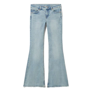 Ljusblå bootcut jeans med låg midja - Säljer ett par ljusblå jeans med snygg bootcut och låg midja från monki💕💕💕 originalpris 500kr och helt slutsålda‼️storlek w23 och L32