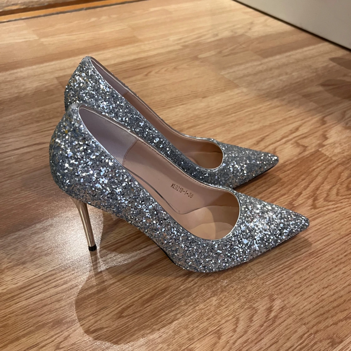 Glittriga silverpumps med spetsig tå - 2