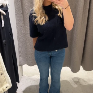 Stickad tröja - En superfin mörkblå kortärmad stickad tröja