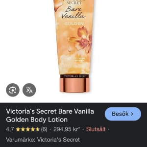 Victoria's Secret Bare Vanilla Golden - En lyxig body lotion från Victoria's Secret i doften Bare Vanilla Golden. Tuben är guldig med blommigt motiv och har en snygg roséguldig kork. Perfekt för dig som älskar vanilj och vill ha en återfuktande lotion med glamkänsla. Kanske använd 1/4