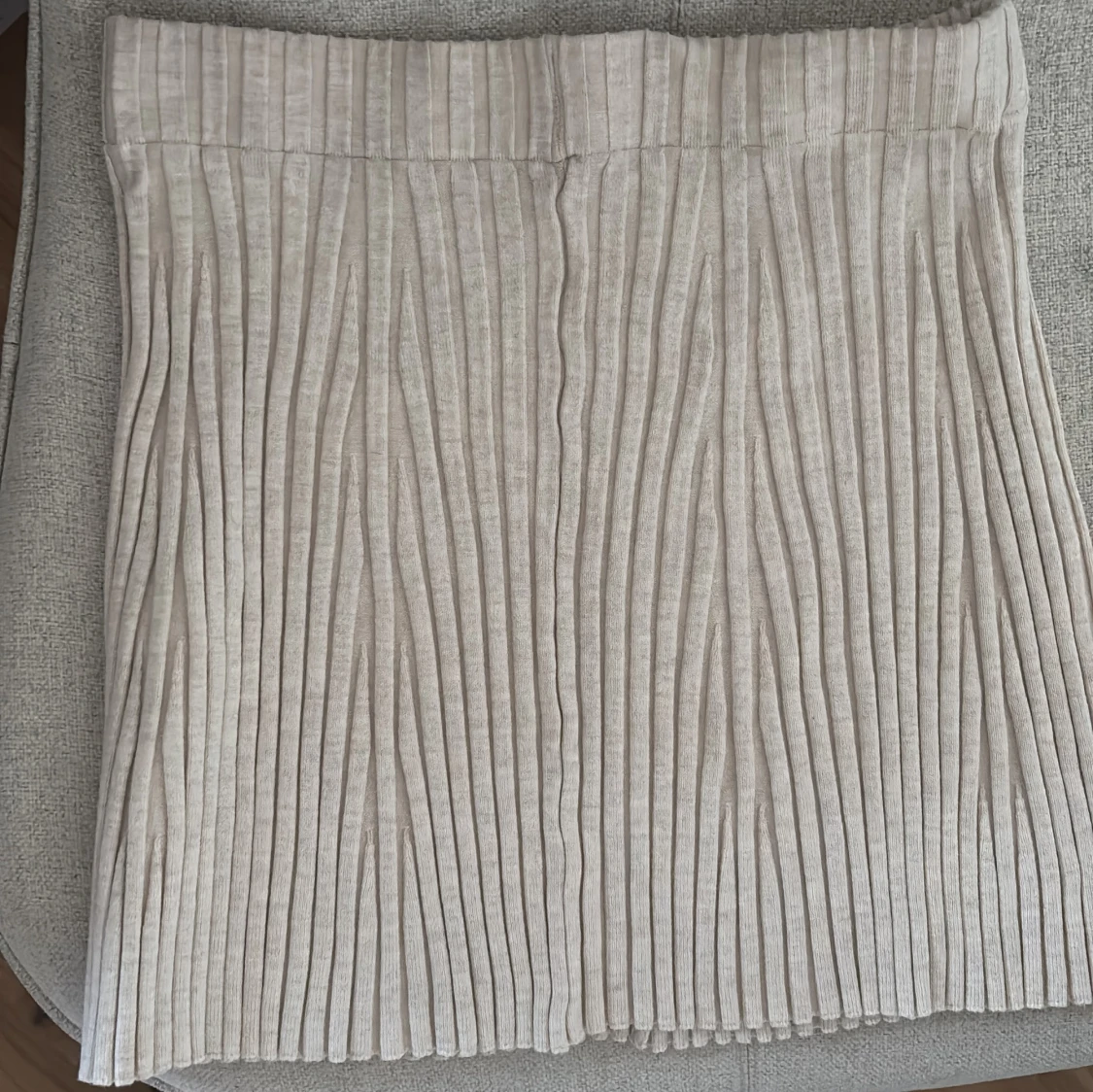 Beige plisserad kortkjol - 1