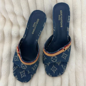 Denim sandaler med klack - Aldrig använda, priset kan diskuteras. Passar även en 38