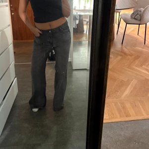 Grå wide jeans från Zara - Grå svarta jeans från Zara med wida ben och mid waist. Lite oversized look as snyggt till sneakers och boots!! 
