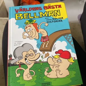 Världens bästa Bellman och andra roliga historier - En samling klassiska och nya Bellmanhistorier, fyllda med grovkornig humor och roliga illustrationer. Perfekt för dig som gillar skämt, skratt och tecknade bilder! Boken är lättläst och passar både ungdomar och unga vuxna som vill ha kul.
