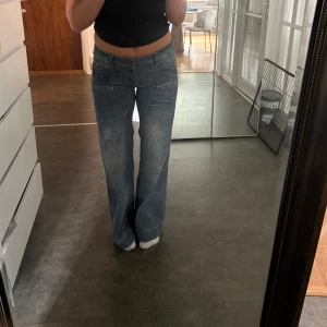 Blå wide jeans från Hydraulic - Ett av mina absolut favorit jeans då de har en smickrande passform och ett otroligt skönt material. Dock används inte dessa så mycket som jag vill att de ska göra därför testar jag att sälja vidare de:) köpte för 800kr