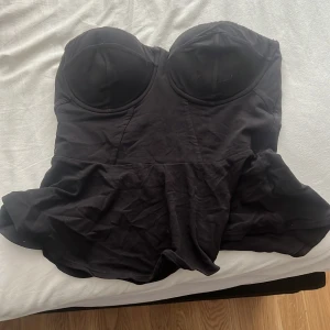 Volang topp - Fin volang topp från Bikbok! Litet litet hål där bak vid lappen men INGET man alls ser när den är på🙌🏼💕perfekt till fest!