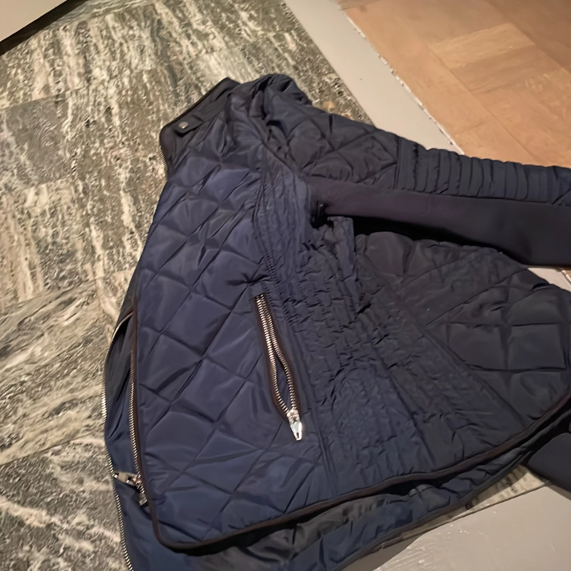 Quiltad mörkblå jacka från Vero Moda - 1