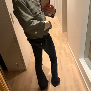 True Religion Jeans - Säljer dessa True Religion Jeansen 💞💞Dem är lite slitna längst ner, skriv privat för bild 💕 