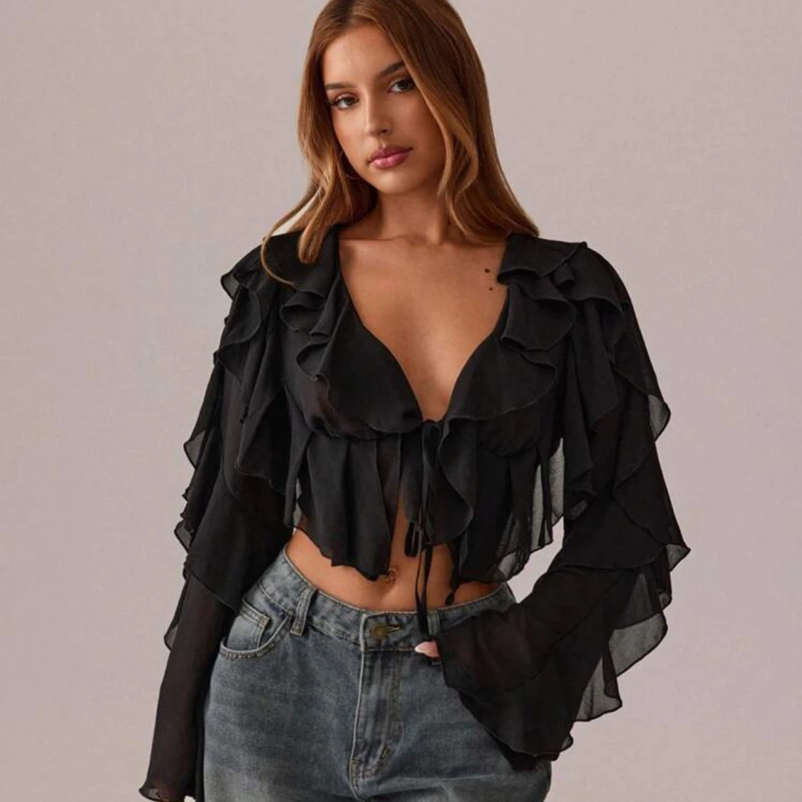 Svart volangblus med knyt