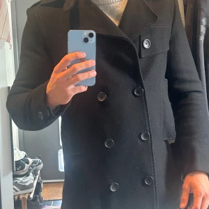 Svart rock från H&M - Svart rock från h&m storlek EU 48. Den är i väldigt bra skick förutom att den har ett hål på bakre vänster axel se bild.