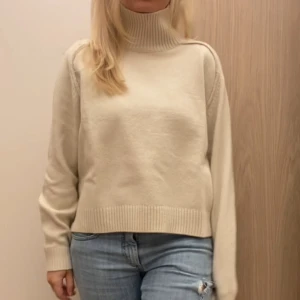 Beige polotröja från H&M, stickad - Säljer en beige stickad polotröja från H&M i storlek M. Tröjan har en hög ribbad krage, lång ärm och croppad passform. Perfekt för lager-på-lager och chill höst- och vinterstil. Materialmix med ull 💓💓💓