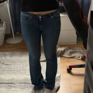 Blå bootcut jeans med låg midja - Säljer mina skitsnygga lågmidjade jeans från only. Storlek S, passar mig som brukar ha 27 eller 28/32 i jeansstorlek! Använda fåtal gånger