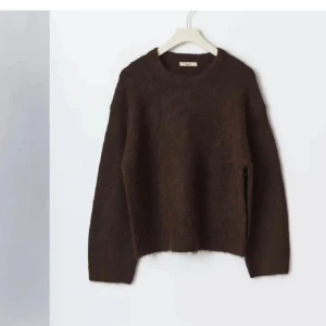 Brun stickad tröja från Ginatricot  - Mysig brun stickad tröja från Gina tricot  med rund halsringning och lång ärm. Tröjan har en loose passform och är perfekt att slänga på sig när det är kallt ute. Enkel och stilren design som funkar till det mesta.