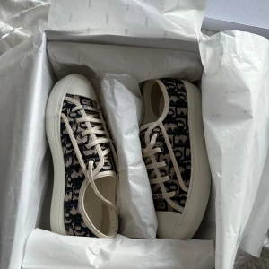 Dior sneakers  - Säljer mina fina Christian Dior skor som knappt är använda för dom är för små, har vanligtvis storlek 39💕 Köpte för ca 10000kr