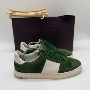 VALENTINO FLYCREW SNEAKERS - Valentino flycrews - Skick: 9/10 , alla nitar är kvar - Tillbehör: Dustbag - Storlek 40,5 sitter som 41,5 - Nypris ca 8000 - Går ej att få tag på nya - deluxecloset