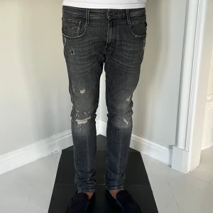 Replay Anbass svarta slim jeans - Snygga Replay Anbass jeans i svart tvätt med slitningar och distressed detaljer. Modellen är slim fit med smal passform. De har inga defekter.