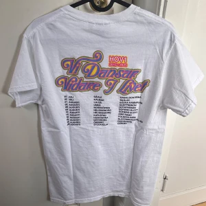 HOV1 merch - Intressekoll på min hov1 t-shirt som tyvärr är för liten. Helst av allt bytes den mot en i storlek M! Bud kan också vara intressant💗tröjan är endast använd en gång.