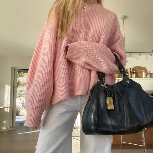 Jätte fin rosa samsø samsø stickad tröja!! - Org pris ca 2000kr och nästintill helt oanvänd!! Lite oversize så passar flera storlekar! Pris kan diskuteras❤️