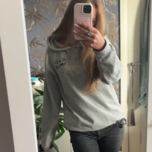 Grå hoodie med tryck och huva från Gina tricot Young  - säljer en jätte söt hoodie från Gina Young med svart tryck på🩷 den är lite nopprig så jag har använt den en del! storlek 158/164 som man kan tolka som xs typ! men är lite större i storleken 🩷
