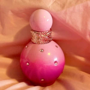 Britney Spears Candied Fantasy EdT 30 ml - Britney Spears Candied Fantasy edt 30 ml. Enbart testsprayad. Kommer i originalförpackningen. Givetsvis förvarad mörkt och svalt. 