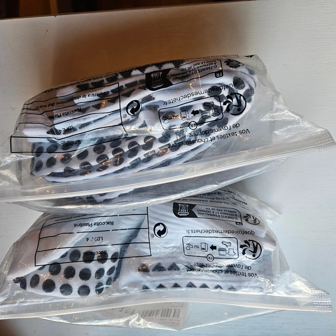 Vita greppstrumpor 49 kr par, 3-pack 129 kr - 1