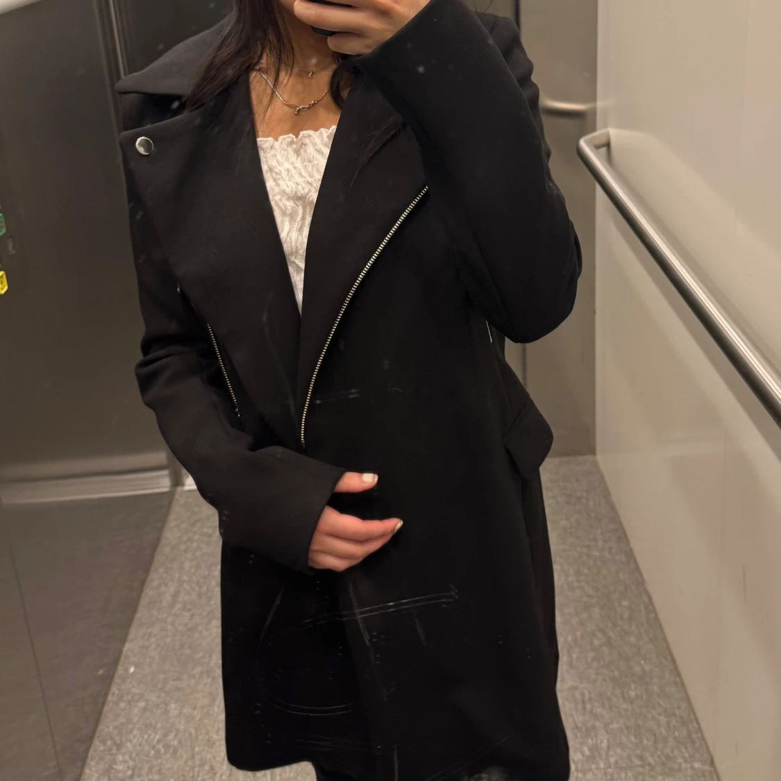 Svart rock med dragkedjedetaljer - 1