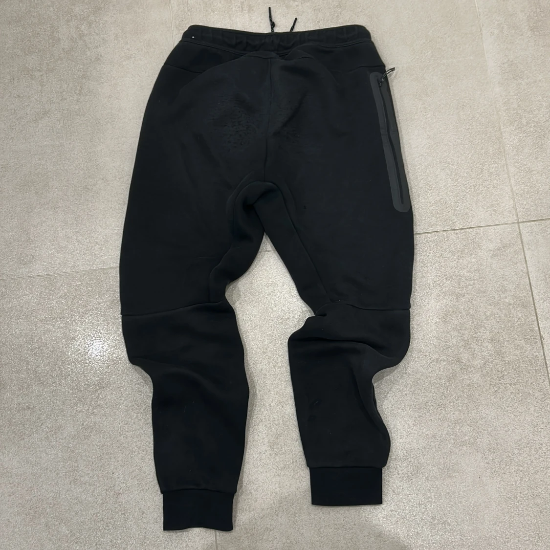 Svarta Nike mjukisbyxor med snörning - 1