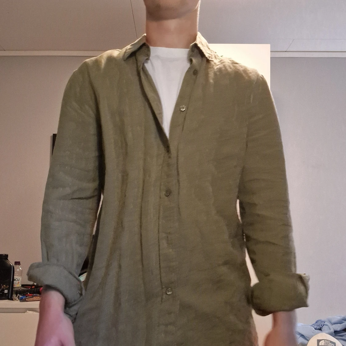 Olivgrön linneskjorta från Cortefiel