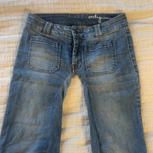 jeans från Only  - Vintage only bootcut jeans, köpta på vinted men jag fick inte på mig de, har storlek 34 i nelly jeans som preferens, så får sälja de lita slitna längst ner på jeansen. (Den jag köpte av hade sytt ner de lågmidjat)
