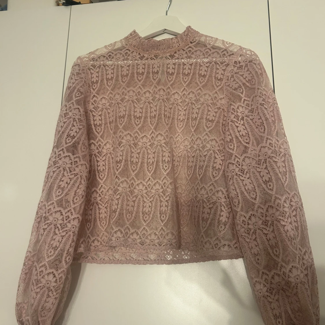 Rosa spetsblus från Bik Bok