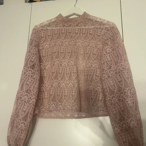 Rosa spetsblus från Bik Bok - säljer denna supersöta ljusrosa blusen från Bik Bok. Den kommer aldrig till användning och har endast används en gång🌸