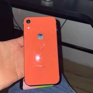 iPhone XR  - Snygg röd iPhone XR med 6,1-tums skärm. Telefonen är i fungerande skick, men har synliga repor och fingeravtryck på både fram- och baksida. Kameran och Face ID fungerar. Perfekt som första mobil eller reservtelefon. Pris kan också diskuteras 