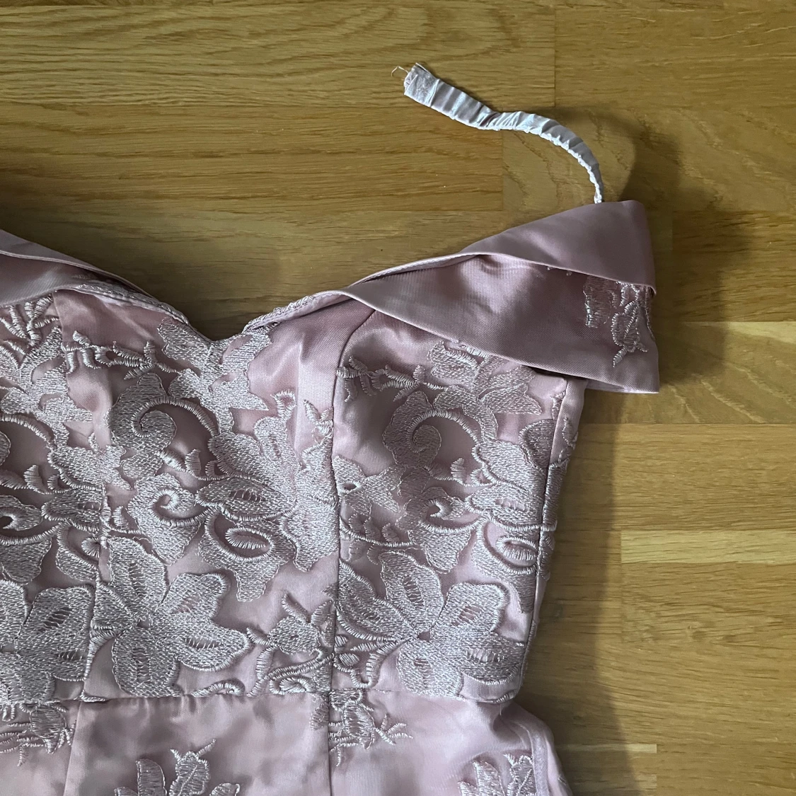 Ljusrosa spetsklänning från Chi Chi London - 1