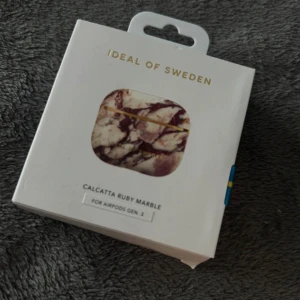 Calcatta Ruby Marble Case for AirPods Gen. 3 - Snyggt och stilrent fodral till AirPods Gen. 3 från Ideal of Sweden i Calcatta Ruby Marble-design. Produkten är ny i originalförpackning och skyddar dina AirPods mot repor och stötar. Perfekt för dig som vill kombinera funktion med elegant utseende.