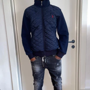 Polo Ralph lauren tröja strl S  - Säljer en polo Ralph lauren jacka i storlek S. Helt ny. Fin replika med grym kvalitet. Modellen är 175cm väger 67 kg. Pris: 1200kr. Först till kvarn som gäller 